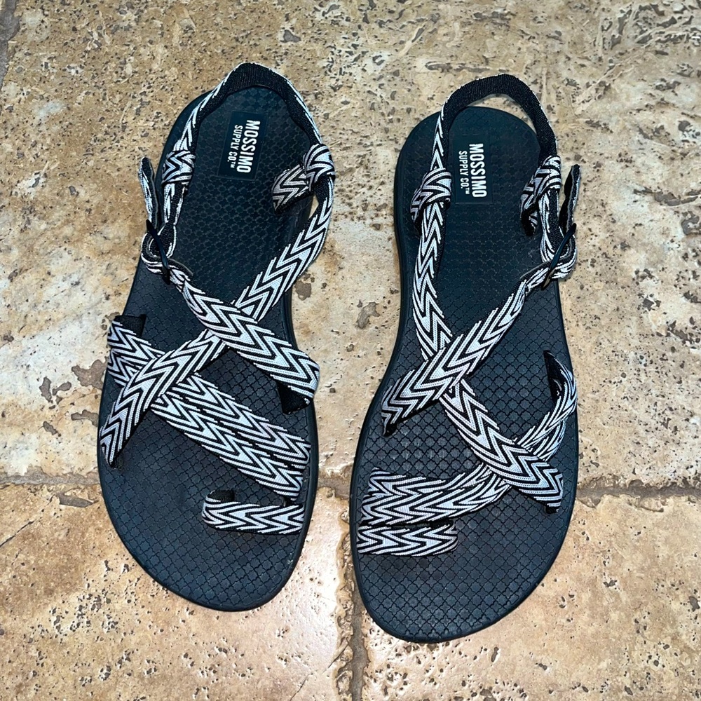 STRAPPY sandals size 8 (resemble chacos)